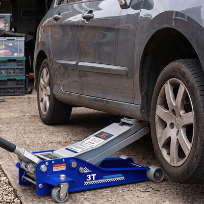 Cric hydraulique 3T extra plat CricPro utilisé pour soulever une voiture berline en garage