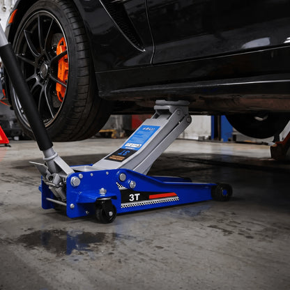 Cric hydraulique 3T extra plat CricPro en train de soulever une voiture sportive dans un garage