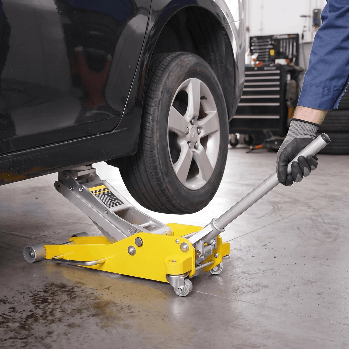 Cric hydraulique replié, compact pour le rangement dans un garage